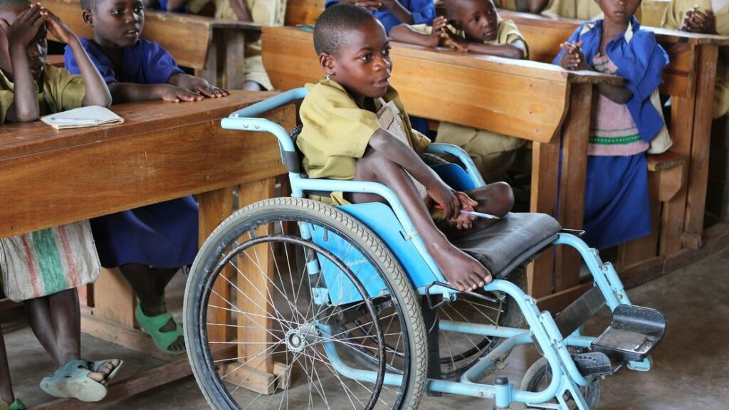 Enfant en fauteuil roulant 