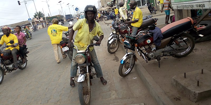 Hommes en jaune sur un taxi moto